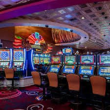 Antarmuka aplikasi mobile ular slot menampilkan daftar permainan sportsbook dan live-dealer
